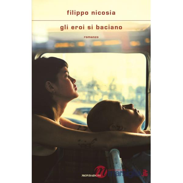 Eroi si baciano (Gli)