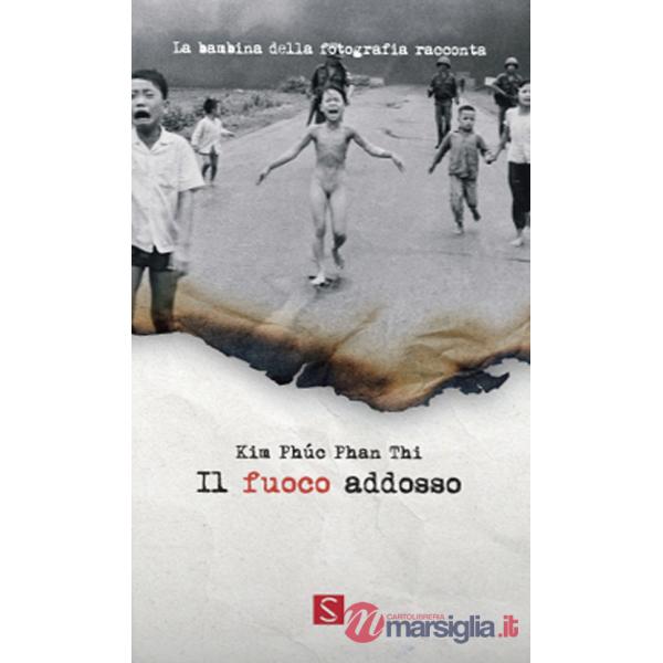 Fuoco addosso. La bambina della fotografia racconta. Ediz. italiana, inglese e francese (Il)