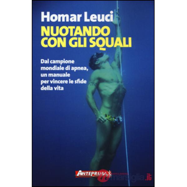Nuotando con gli squali