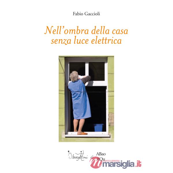 Nell'ombra della casa senza luce elettrica