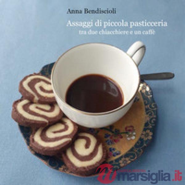 Assaggi di piccola pasticceria tra due chiacchiere e un caffè